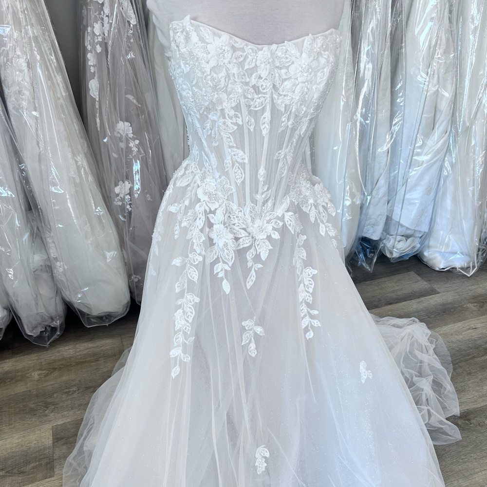 Ivory Lace Applique Tulle Wedding Gown